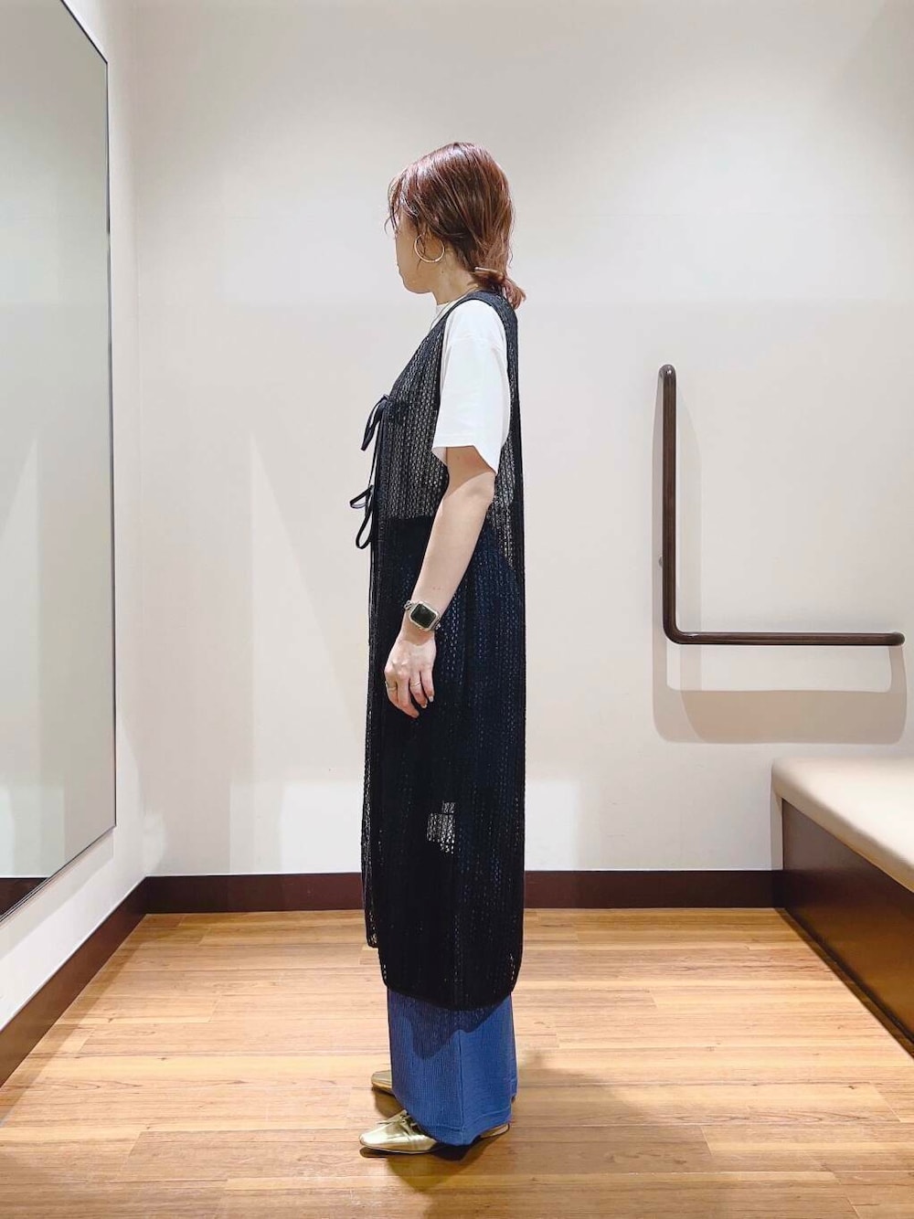 ブルー系のその他パンツ、ホワイト系のTシャツ/カットソー、ブラック系のワンピースを着用したレディースの夏コーディネートの4枚目の写真