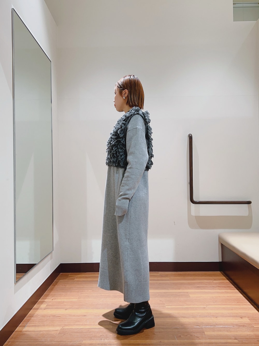 グレー系のワンピース、ホワイト系のトートバッグを着用したレディースの冬コーディネートの3枚目の写真