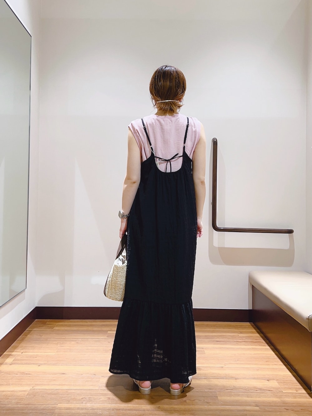 ブラック系のワンピース、ピンク系のTシャツ/カットソーを着用したレディースの夏コーディネートの3枚目の写真