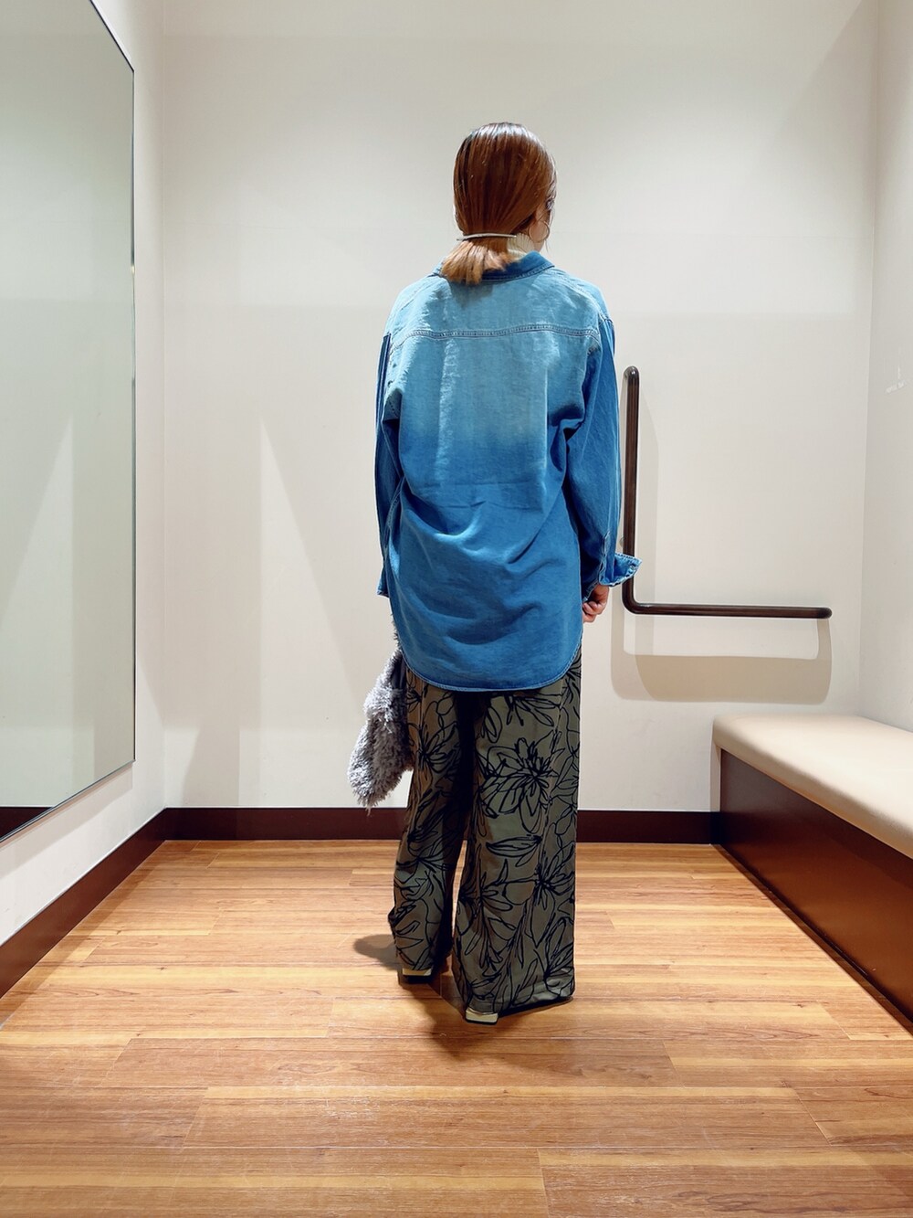 ブルー系のシャツ/ブラウス、ブラウン系のその他パンツ、ホワイト系のニット/セーターを着用したレディースの秋コーディネートの3枚目の写真