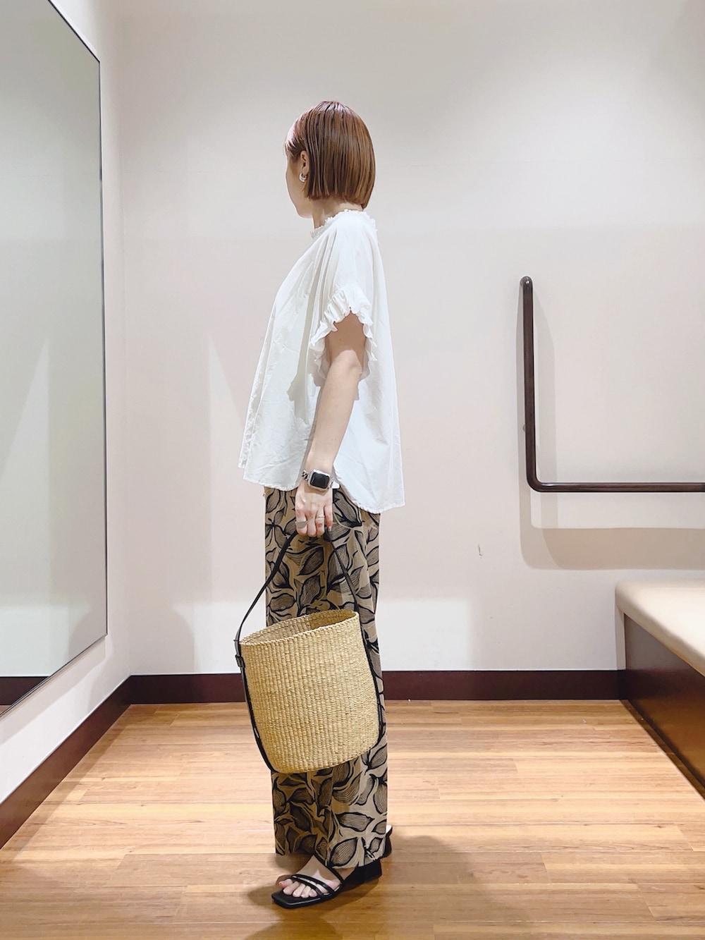 その他のシャツ/ブラウス、ベージュ系のかごバッグ、ブラウン系のその他パンツを着用したレディースの春コーディネートの5枚目の写真