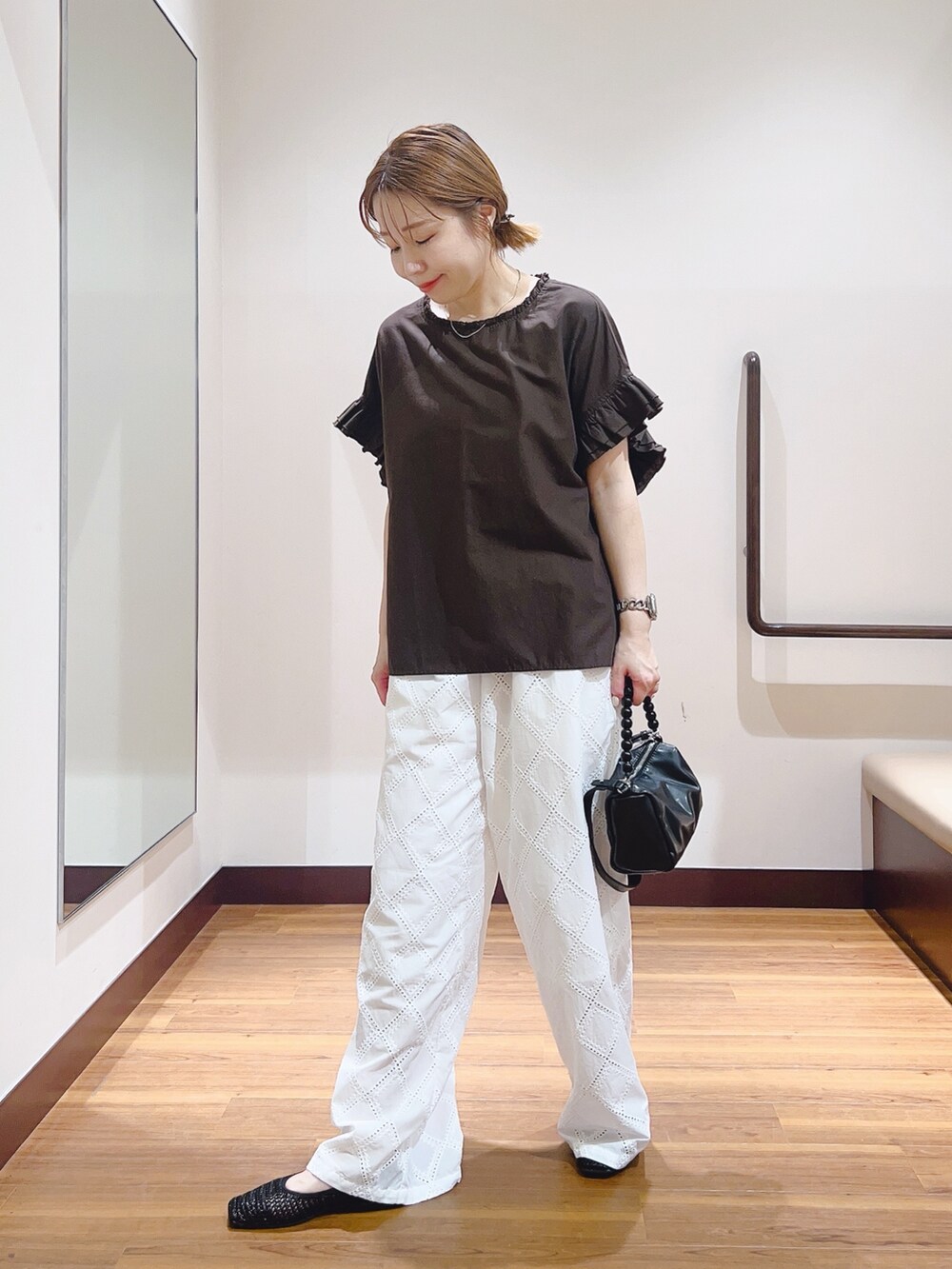 ホワイト系のシャツ/ブラウス、ホワイト系のその他パンツ、ブラック系のショルダーバッグを着用したレディースの夏コーディネートの2枚目の写真