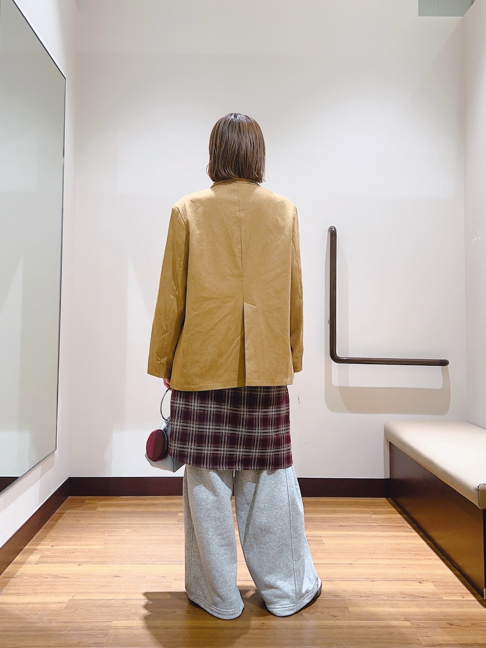 レッド系のシャツ/ブラウス、グレー系のその他パンツ、イエロー系のテーラードジャケットを着用したレディースの秋コーディネートの3枚目の写真