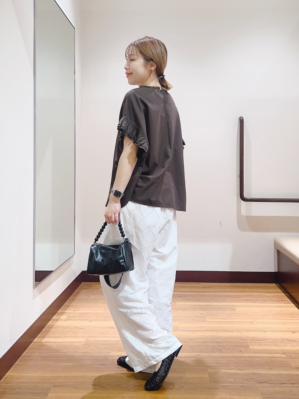 ホワイト系のシャツ/ブラウス、ホワイト系のその他パンツ、ブラック系のショルダーバッグを着用したレディースの夏コーディネートの3枚目の写真
