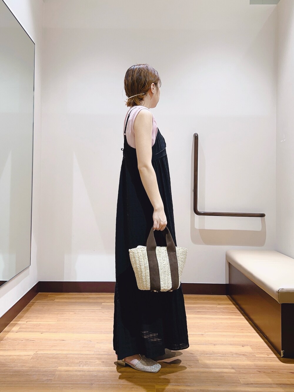 ブラック系のワンピース、ピンク系のTシャツ/カットソーを着用したレディースの夏コーディネートの4枚目の写真