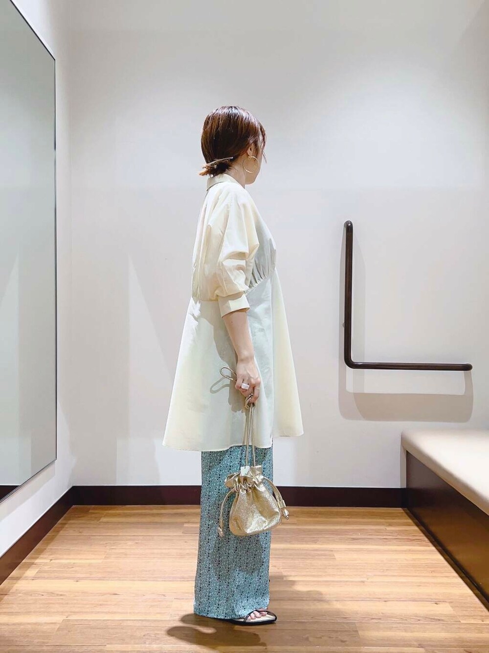 「大人カジュアル、キレイめ、ママコーデ、大人女子、カジュアルコーデ、ブラウス、柄パンツ、柄物、大人コーデ、大人かわいい、旅行コーデ、イエベ、帰省コーデ、シャツが主役の夏コーデ、私が選ぶセールアイテム25ss」｜「KBFのカーブギャザーミニワンピース（ワンピース、ホワイト系）」を使った、fujimonさん（レディース・159cm）の夏コーディネートの2枚目の写真
