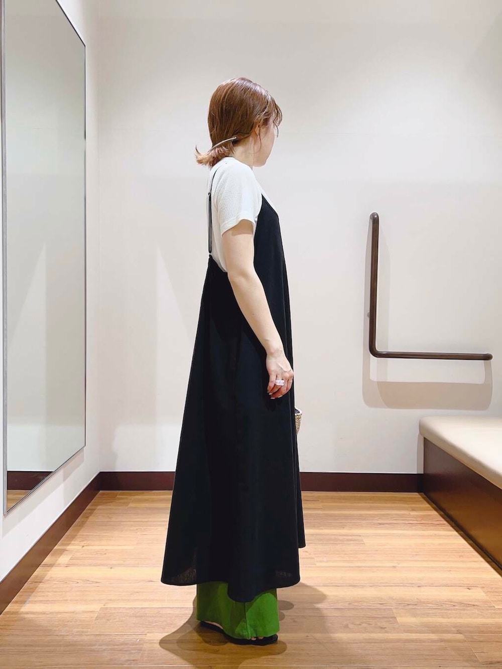 「キャミワンピース、大人カジュアル、キレイめ、ママコーデ、大人女子、カジュアルコーデ、カラーパンツ、大人コーデ、大人かわいい、イエベ、やや暑い、リネン着こなし術」|「URBAN RESEARCH DOORSのトングサンダル(サンダル、ブラック系)」を使った、fujimonさん(レディース・159cm)の夏コーディネートの4枚目の写真