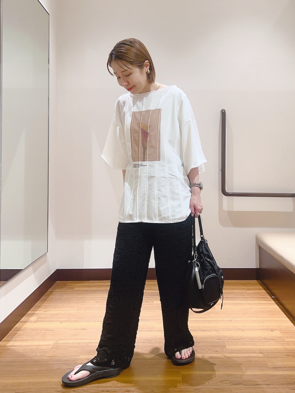 ホワイト系のTシャツ/カットソー、ブラック系のその他パンツを着用したレディースの夏コーディネートの2枚目の写真