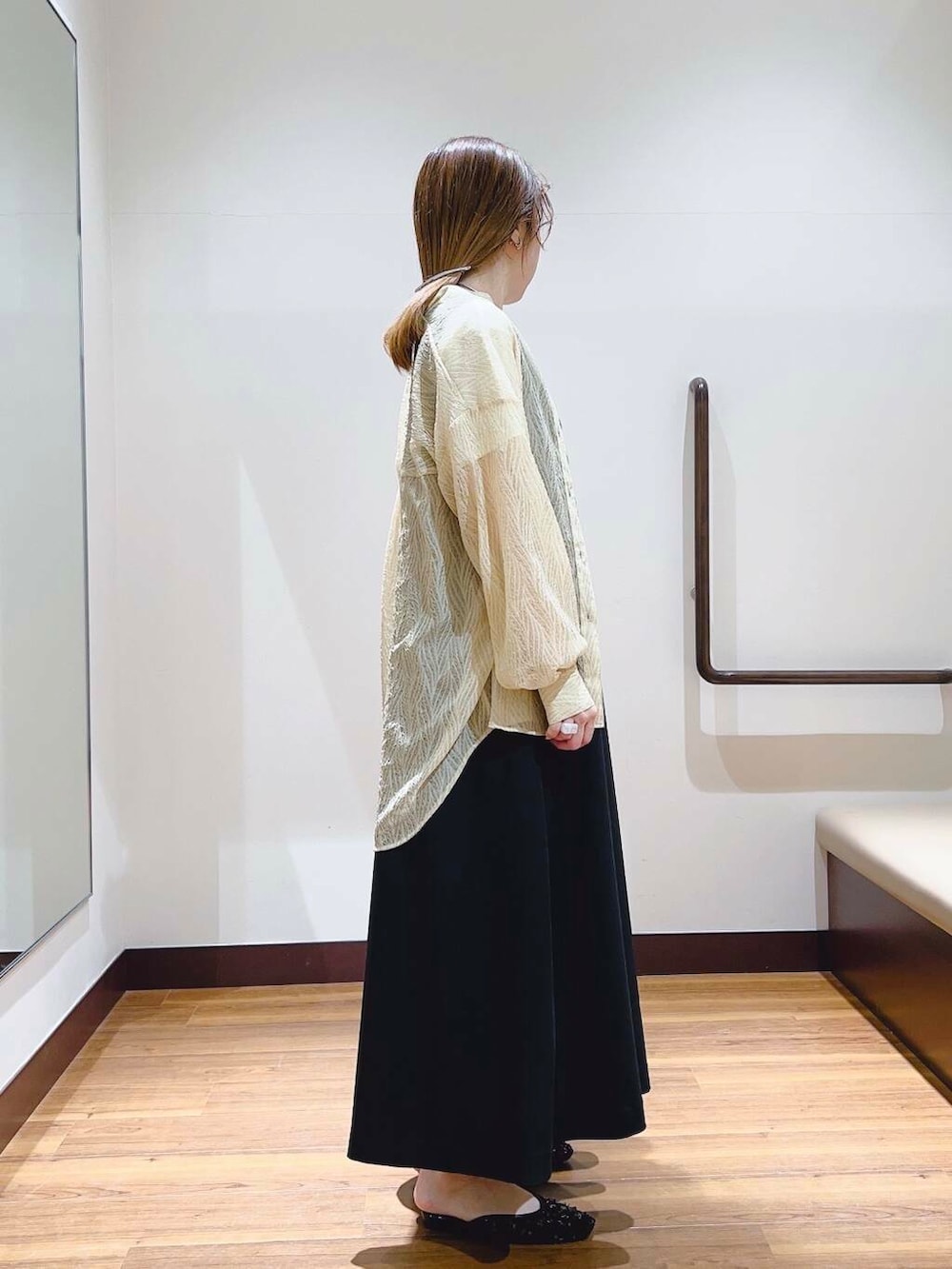 オレンジ系のシャツ/ブラウス、ホワイト系のTシャツ/カットソー、ブラック系のワンピースを着用したレディースの春コーディネートの5枚目の写真