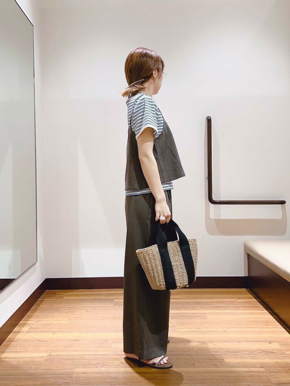 ブルー系のTシャツ/カットソー、ブラック系のワンピースを着用したレディースの夏コーディネートの4枚目の写真