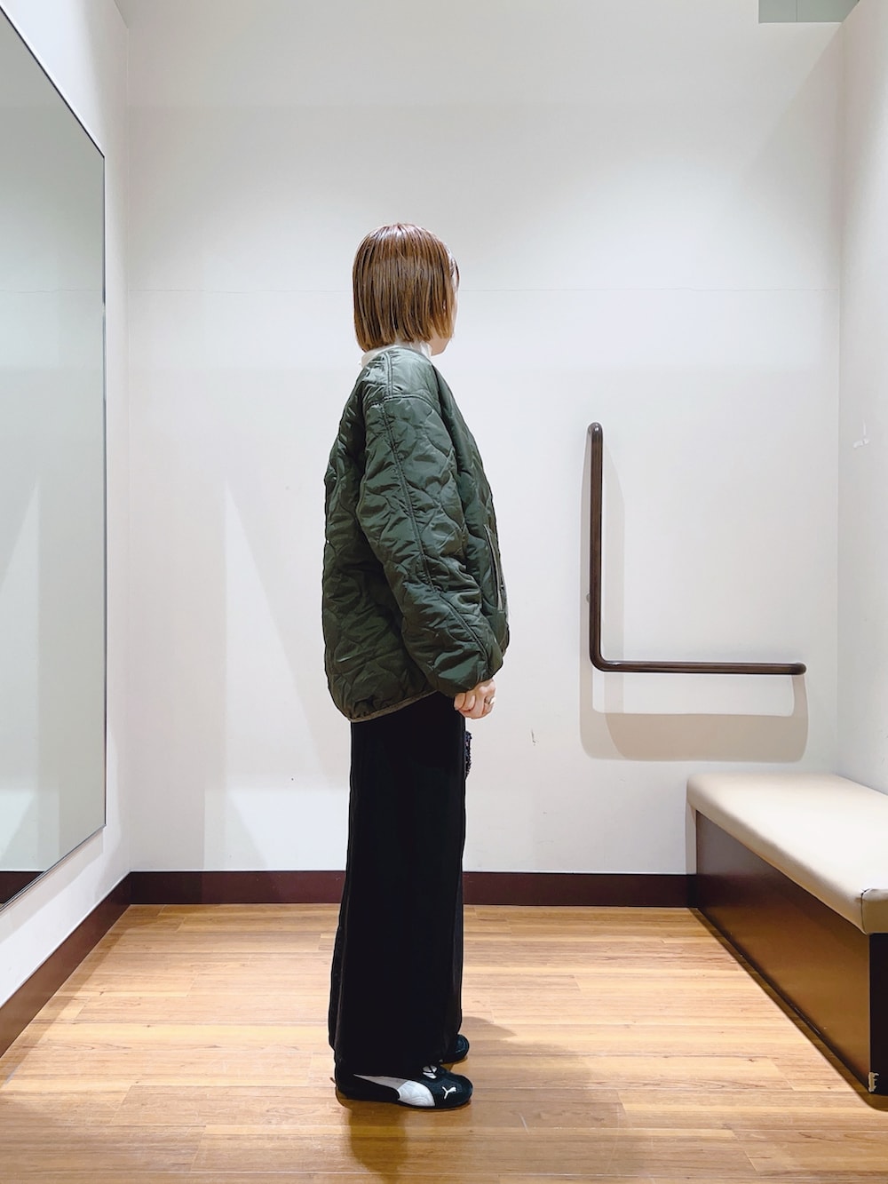 ホワイト系のダウンジャケット/コート、ブラック系のスカートを着用したレディースの冬コーディネートの4枚目の写真