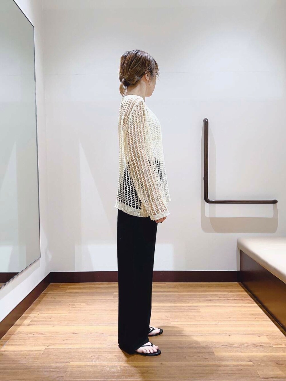 ホワイト系のニット/セーターを着用したレディースの春コーディネートの4枚目の写真