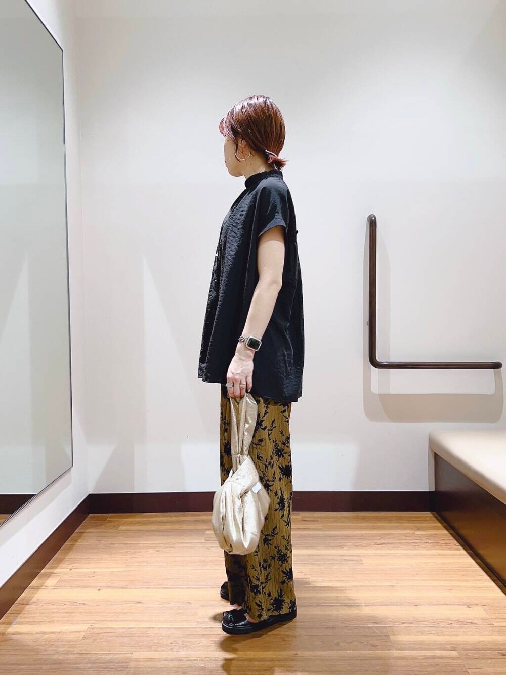 ゴールド系のハンドバッグ、ブラウン系のその他パンツを着用したレディースの夏コーディネートの2枚目の写真