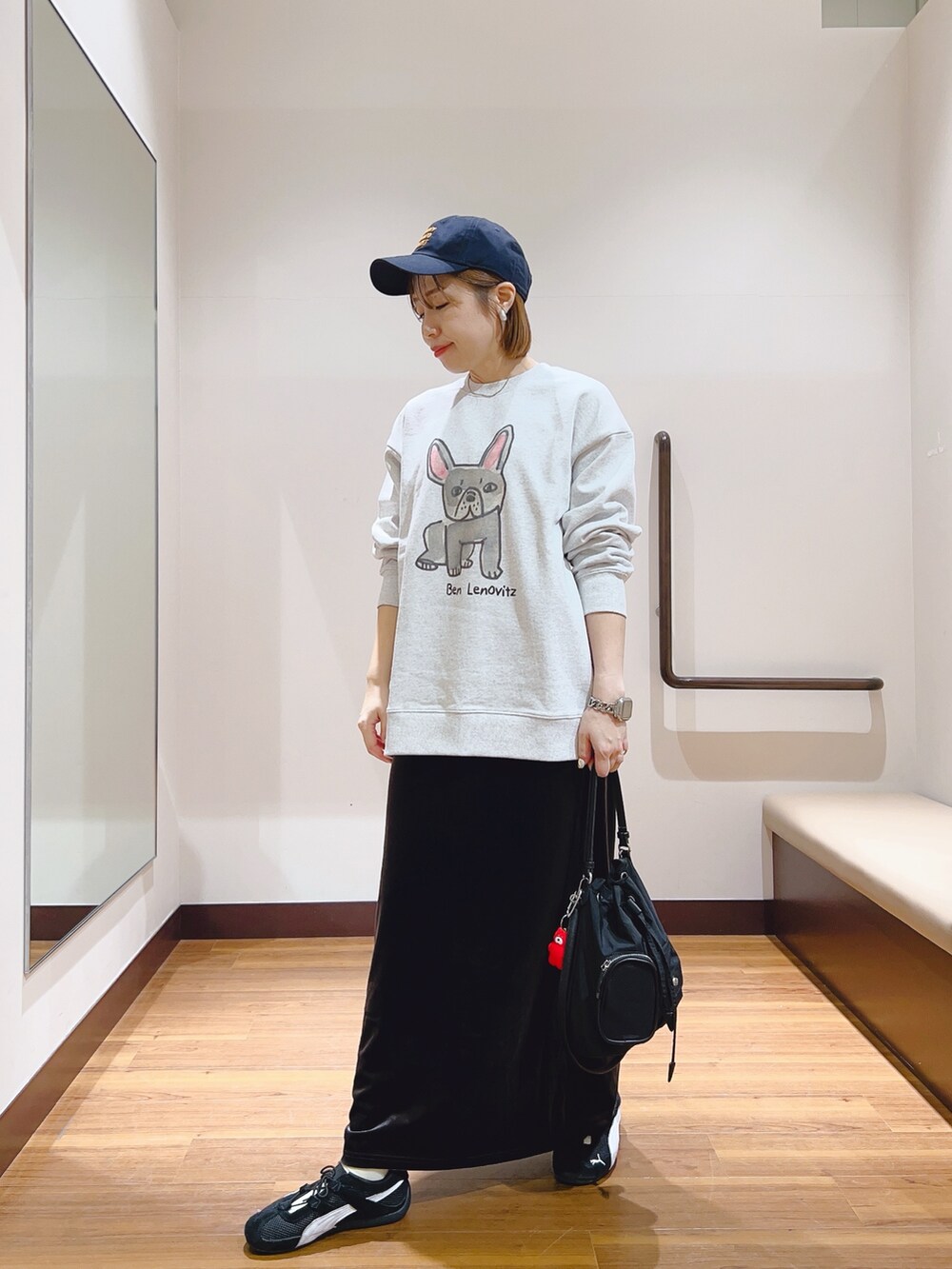 その他のスウェット、グレー系のスカート、ブラック系のハンドバッグを着用したレディースの秋コーディネートの5枚目の写真