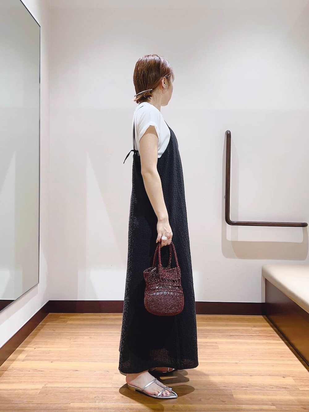 「シンプル、キャミワンピース、大人カジュアル、キレイめ、モノトーン、ママコーデ、大人女子、カジュアルコーデ、大人コーデ、大人かわいい、旅行コーデ、イエベ、帰省コーデ、私が選ぶセールアイテム25ss」｜「RODE SKOのビーズショルダーバッグ（ショルダーバッグ、ブラウン系）」を使った、fujimonさん（レディース・159cm）の夏コーディネートの4枚目の写真