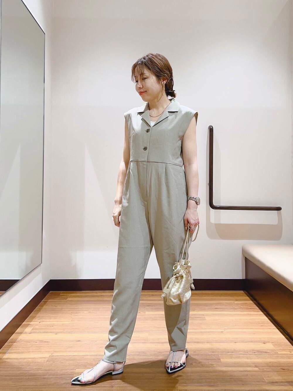 ゴールド系のショルダーバッグ、ベージュ系のサロペット/オーバーオールを着用したレディースの夏コーディネートの5枚目の写真