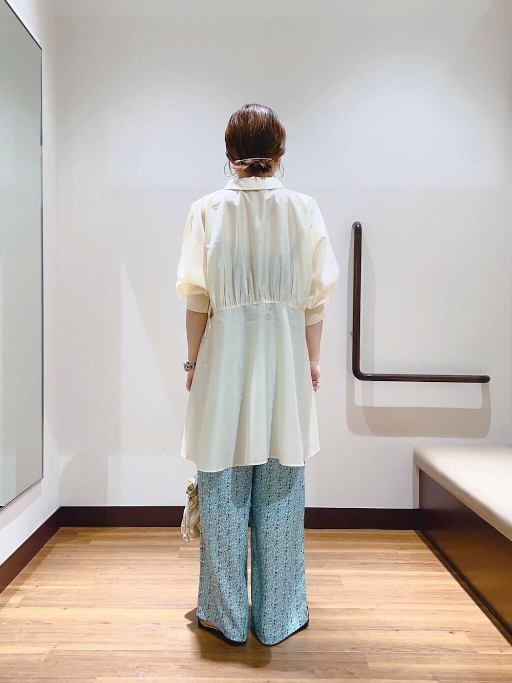 「大人カジュアル、キレイめ、ママコーデ、大人女子、カジュアルコーデ、ブラウス、柄パンツ、柄物、大人コーデ、大人かわいい、旅行コーデ、イエベ、帰省コーデ、シャツが主役の夏コーデ、私が選ぶセールアイテム25ss」｜「KBFのカーブギャザーミニワンピース（ワンピース、ホワイト系）」を使った、fujimonさん（レディース・159cm）の夏コーディネートの3枚目の写真