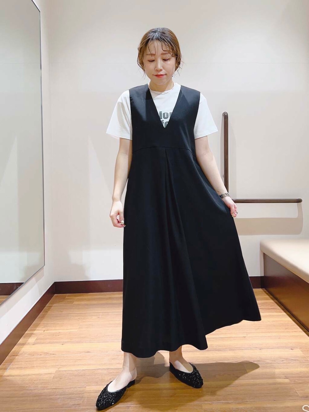 オレンジ系のシャツ/ブラウス、ホワイト系のTシャツ/カットソー、ブラック系のワンピースを着用したレディースの春コーディネートの6枚目の写真