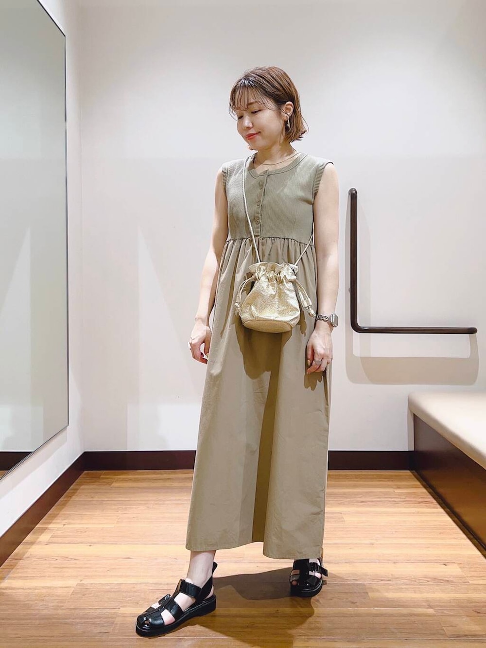 「ワンピース、大人カジュアル、キレイめ、ママコーデ、大人女子、カジュアルコーデ、大人コーデ、大人かわいい、旅行コーデ、イエベ、帰省コーデ、私が選ぶセールアイテム25ss」｜「RODE SKOのメタリックドロストショルダーバッグ（ショルダーバッグ、ゴールド系）」を使った、fujimonさん（レディース・159cm）の夏コーディネートの5枚目の写真