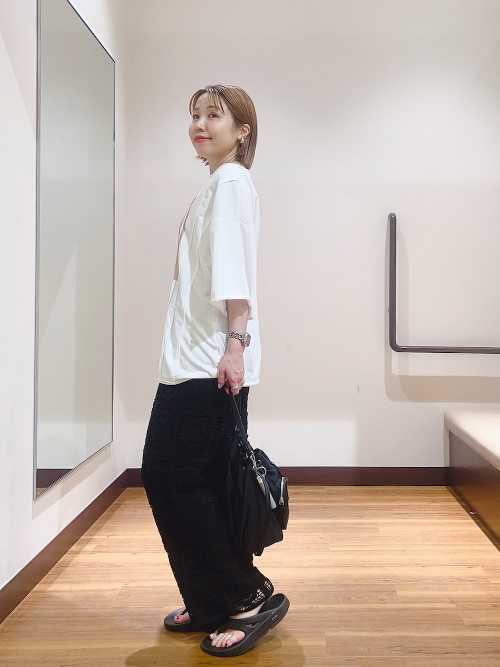 ホワイト系のTシャツ/カットソー、ブラック系のその他パンツを着用したレディースの夏コーディネートの3枚目の写真