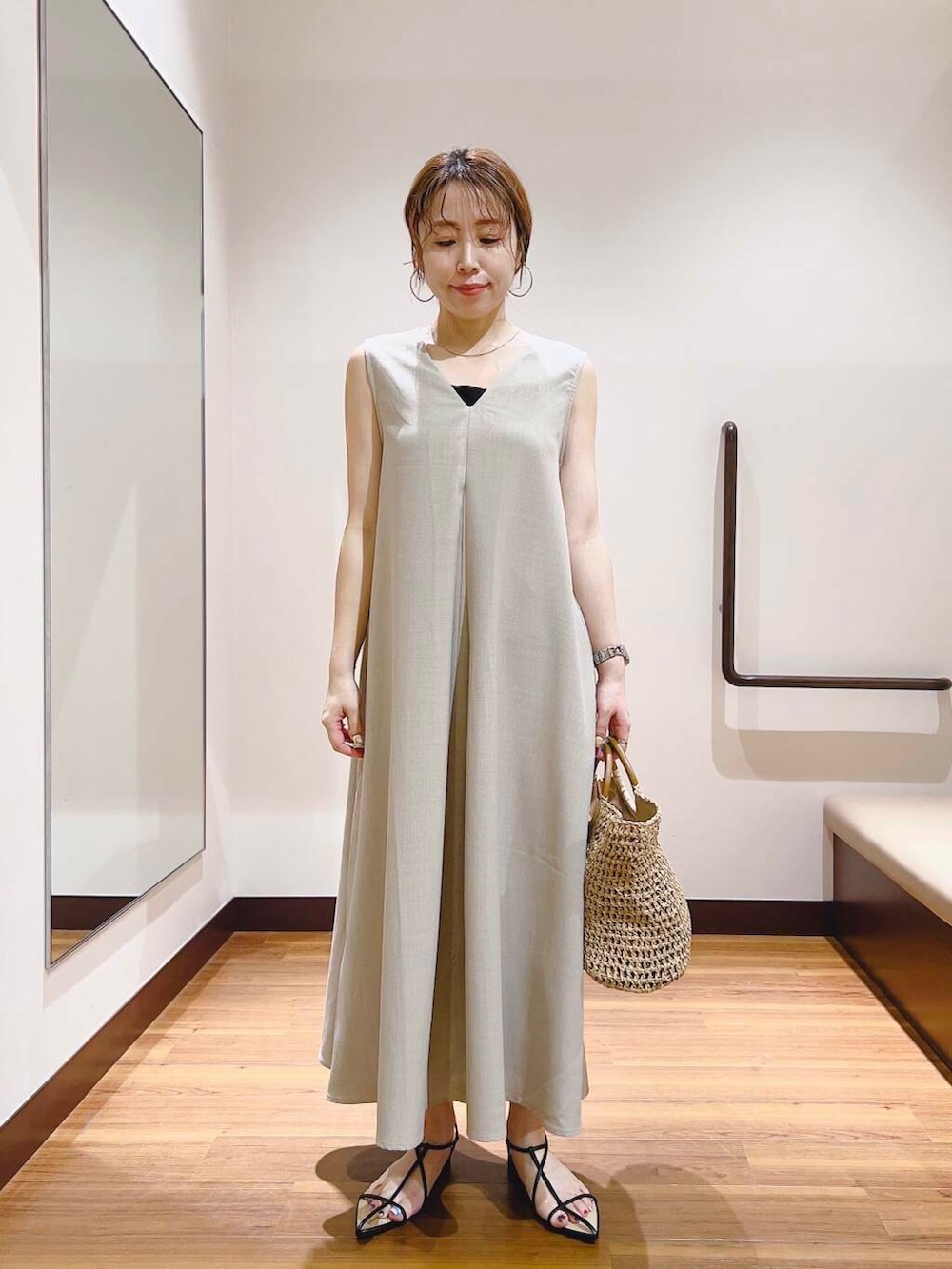 「ワンピース、大人カジュアル、キレイめ、ママコーデ、大人女子、カジュアルコーデ、大人コーデ、大人かわいい、旅行コーデ、イエベ、帰省コーデ、リネン着こなし術、私が選ぶセールアイテム25ss」|「RODE SKOのウッドハンドルペーパーバッグ(トートバッグ、ベージュ系)」を使った、fujimonさん(レディース・159cm)の夏コーディネートの2枚目の写真