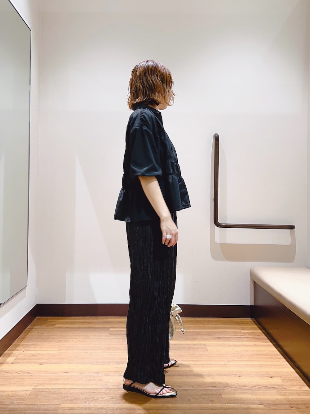 ブラック系のその他パンツ、ブラック系のシャツ/ブラウスを着用したレディースの夏コーディネートの4枚目の写真