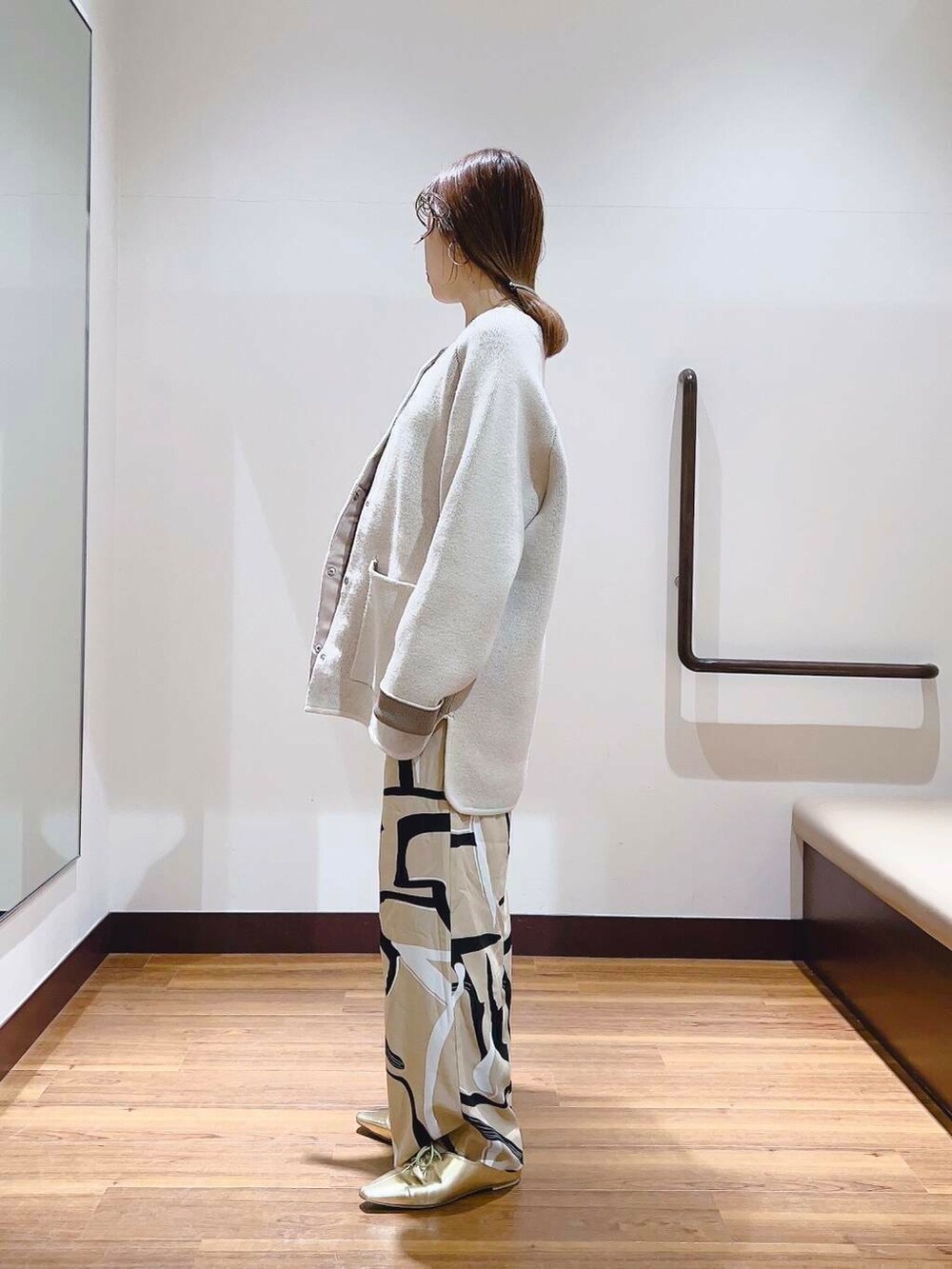 ベージュ系のその他パンツ、ホワイト系のカーディガン/ボレロを着用したレディースの春コーディネートの2枚目の写真