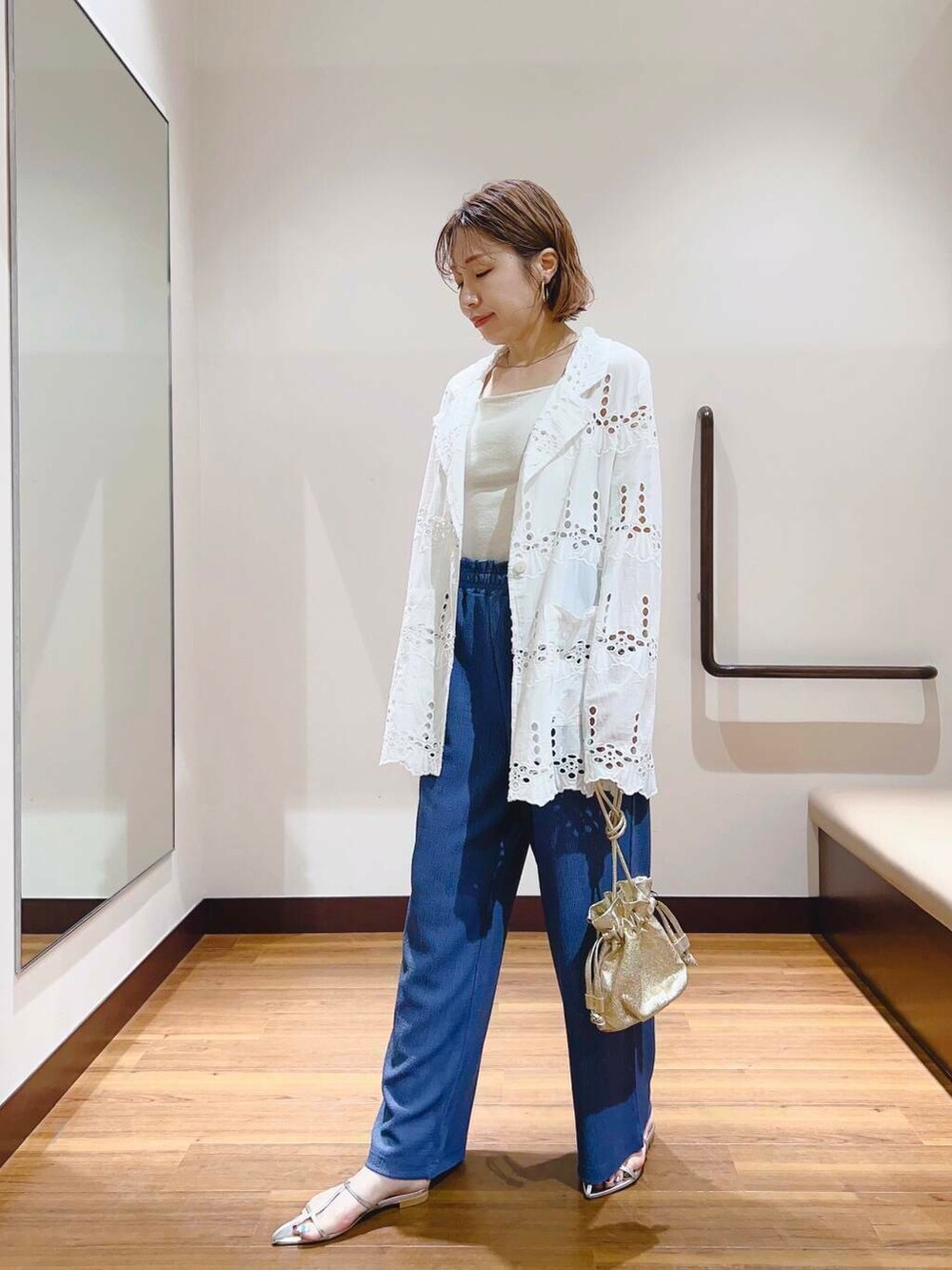 ゴールド系のショルダーバッグ、ブルー系のその他パンツ、ホワイト系のその他アウターを着用したレディースの夏コーディネートの5枚目の写真