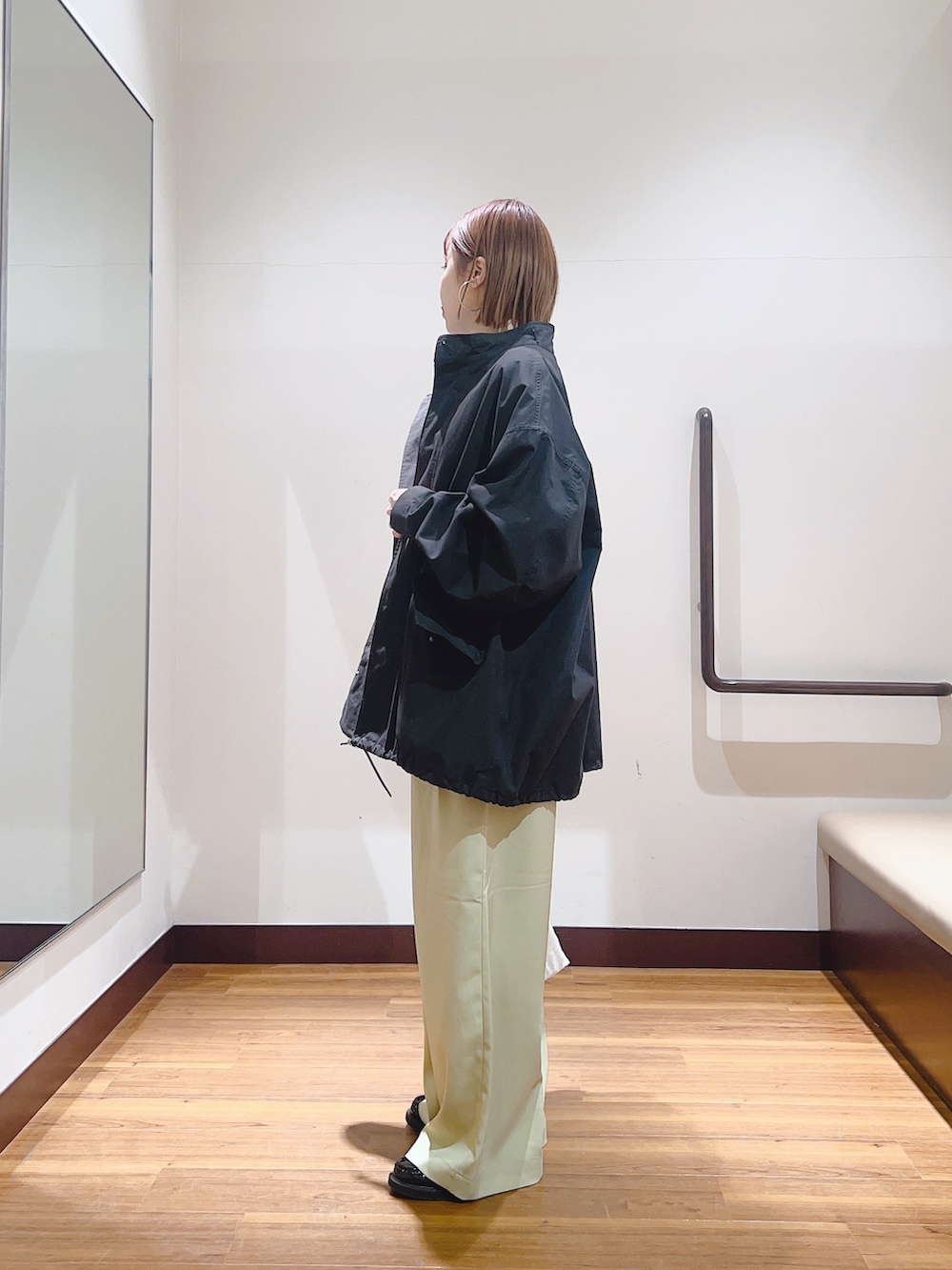 ブルー系のシャツ/ブラウス、ブラック系のモッズコート、ベージュ系のその他パンツを着用したレディースの春コーディネートの4枚目の写真