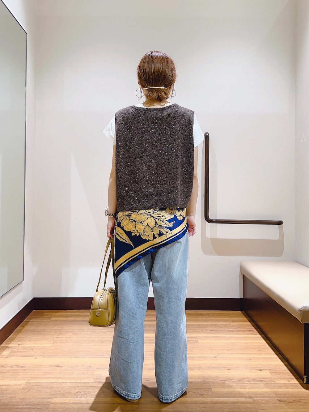 「ベスト、ベスト×Tシャツ、ベストコーデ、スカーフ、スカーフアレンジ、スカーフスタイル、スカーフコーデ、デニムパンツ、デニム、デニムコーデ、ブラウン、秋服、秋のコーデ、オトナカワイイ、キレイめコーデ」｜「ITEMS URBANRESEARCHのスパンコールVネックニットベスト（ニット/セーター、ブラウン系）」を使った、fujimonさん（骨格ナチュラル・レディース・159cm）の秋コーディネートの3枚目の写真