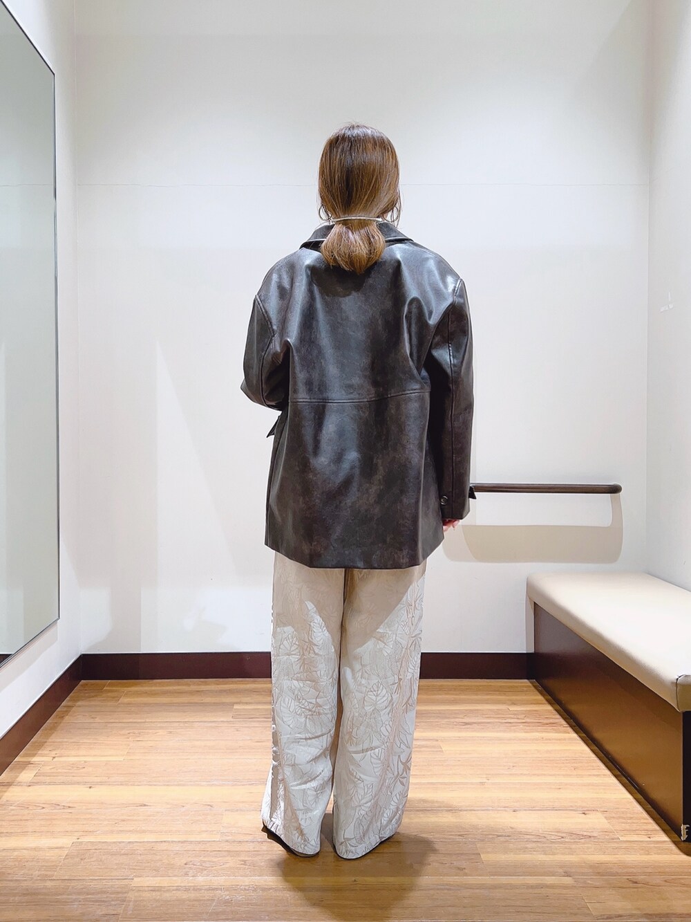 「春服、きれいめコーディネート、大人女子、カジュアルスタイル、休日スタイル、オトナ女子、30代コーデ、レザー、レザージャケット、ロゴスウェット」｜「ITEMS URBANRESEARCHのサテンジャガードイージーパンツ（その他パンツ、ベージュ系）」を使った、fujimonさん（レディース・159cm）の春コーディネートの3枚目の写真