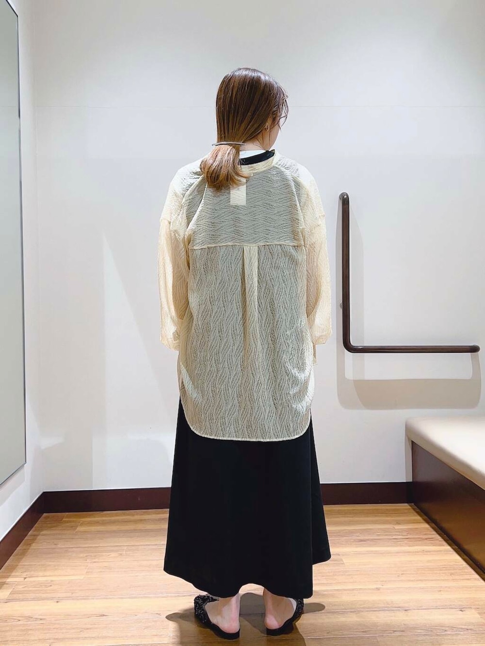 オレンジ系のシャツ/ブラウス、ホワイト系のTシャツ/カットソー、ブラック系のワンピースを着用したレディースの春コーディネートの4枚目の写真