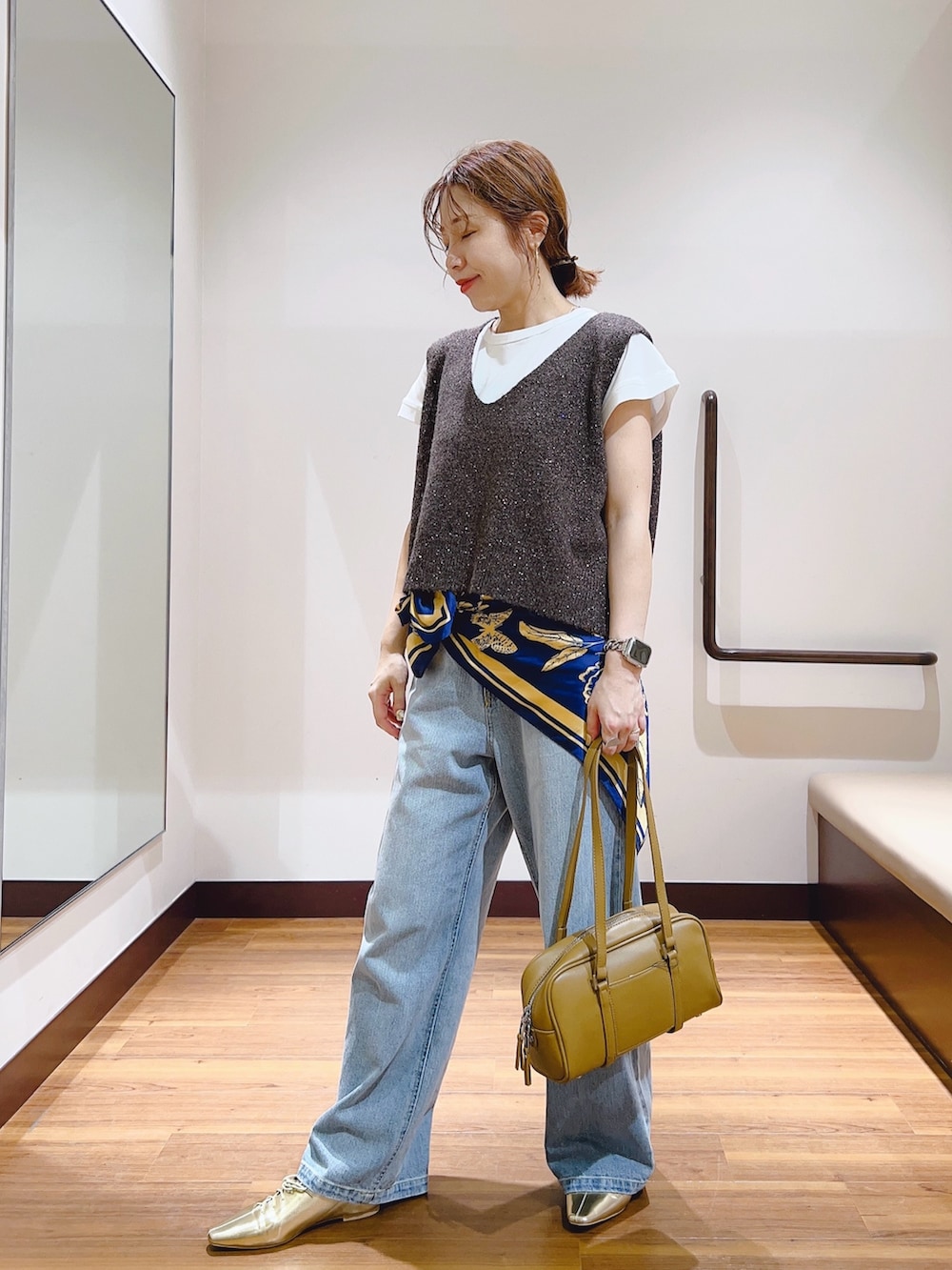 「ベスト、ベスト×Tシャツ、ベストコーデ、スカーフ、スカーフアレンジ、スカーフスタイル、スカーフコーデ、デニムパンツ、デニム、デニムコーデ、ブラウン、秋服、秋のコーデ、オトナカワイイ、キレイめコーデ」｜「ITEMS URBANRESEARCHのスパンコールVネックニットベスト（ニット/セーター、ブラウン系）」を使った、fujimonさん（骨格ナチュラル・レディース・159cm）の秋コーディネートの5枚目の写真