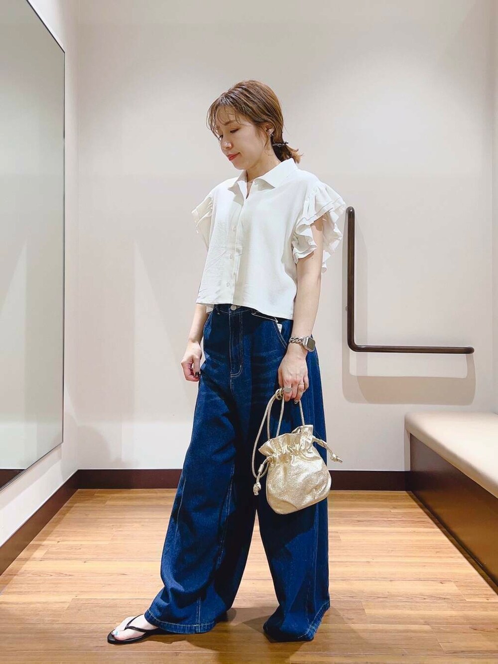 ブルー系のデニムパンツ、ホワイト系のシャツ/ブラウスを着用したレディースの夏コーディネートの5枚目の写真