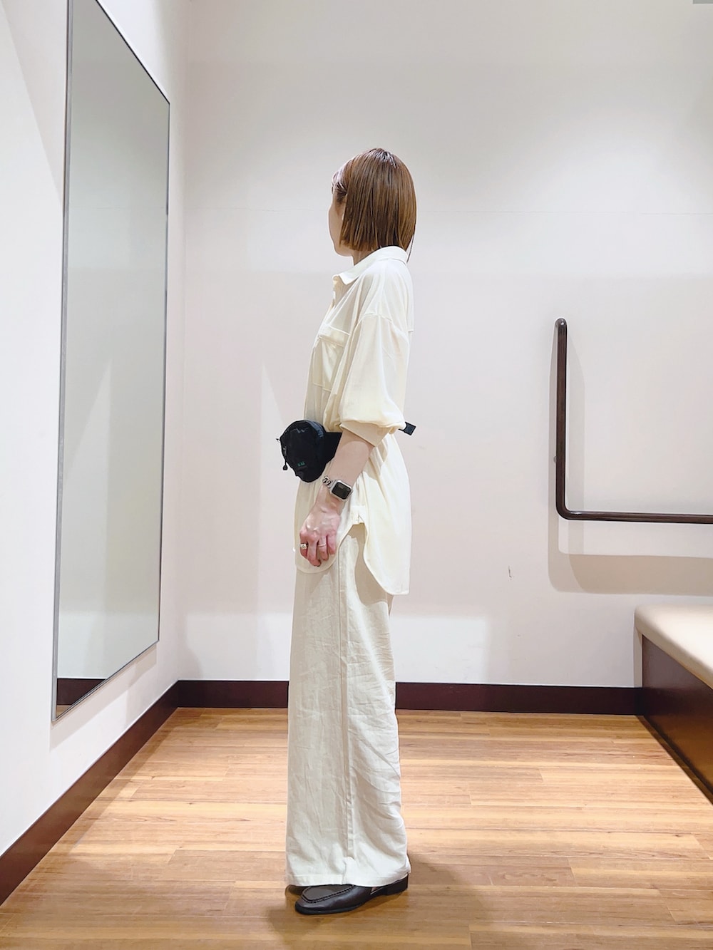 ホワイト系のシャツ/ブラウス、ブラック系のショルダーバッグ、ベージュ系のその他パンツを着用したレディースの春コーディネートの5枚目の写真