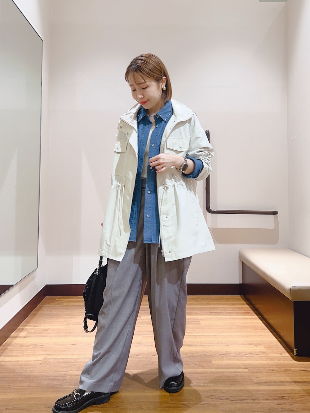 ブルー系のシャツ/ブラウス、ブラック系のその他パンツ、ブラック系のハンドバッグを着用したレディースの春コーディネートの2枚目の写真