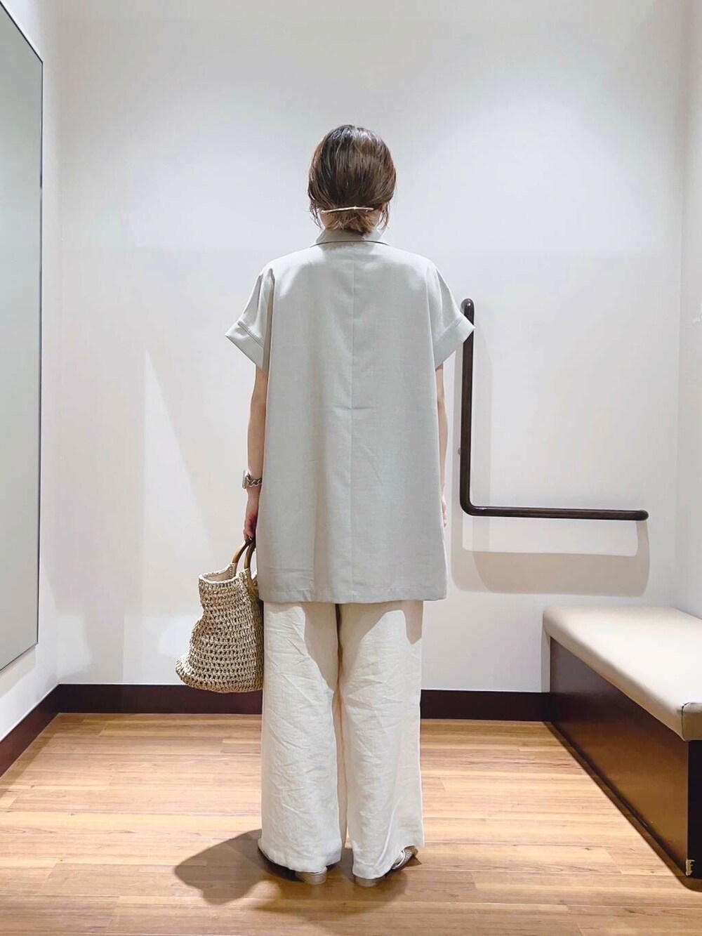 ベージュ系のその他パンツ、ベージュ系のベスト、ベージュ系のトートバッグを着用したレディースの夏コーディネートの3枚目の写真