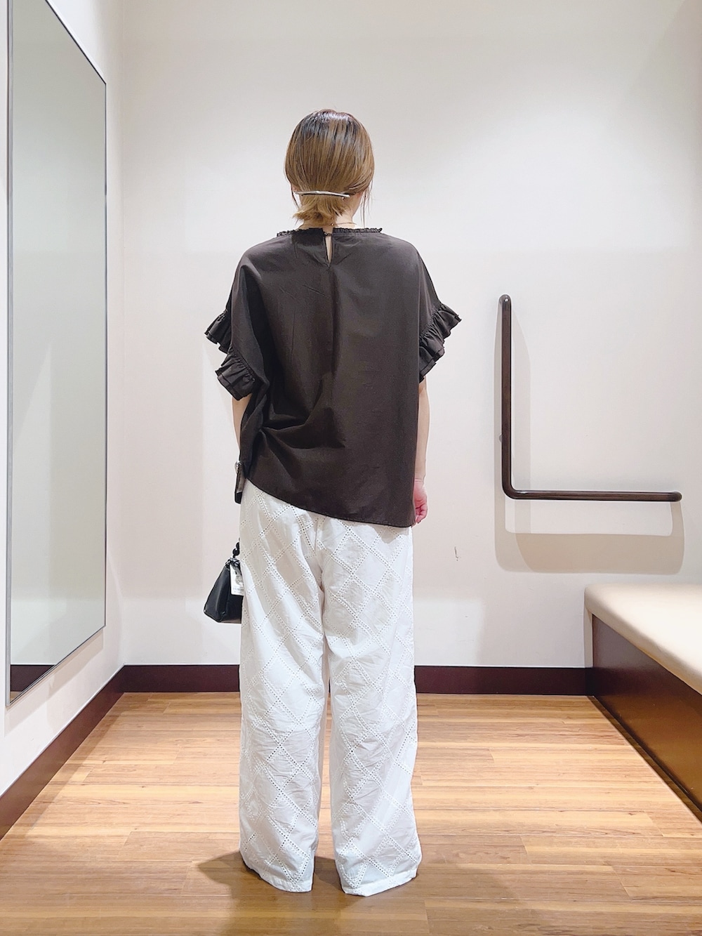 ホワイト系のシャツ/ブラウス、ホワイト系のその他パンツ、ブラック系のショルダーバッグを着用したレディースの夏コーディネートの4枚目の写真