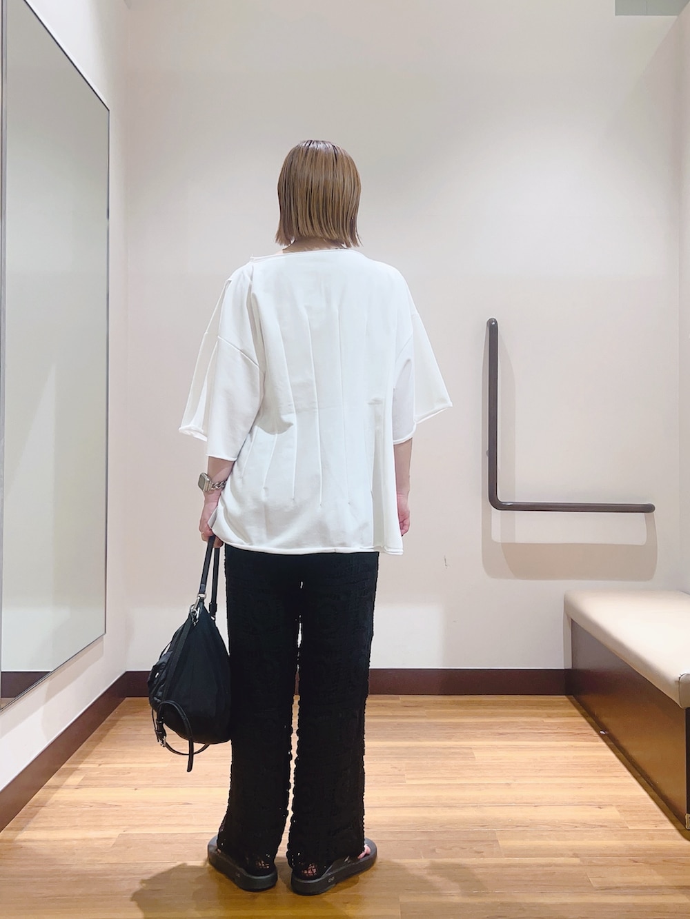 ホワイト系のTシャツ/カットソー、ブラック系のその他パンツを着用したレディースの夏コーディネートの4枚目の写真