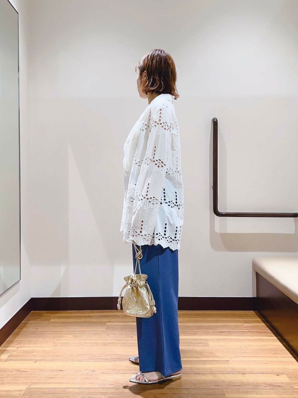 ゴールド系のショルダーバッグ、ブルー系のその他パンツ、ホワイト系のその他アウターを着用したレディースの夏コーディネートの4枚目の写真