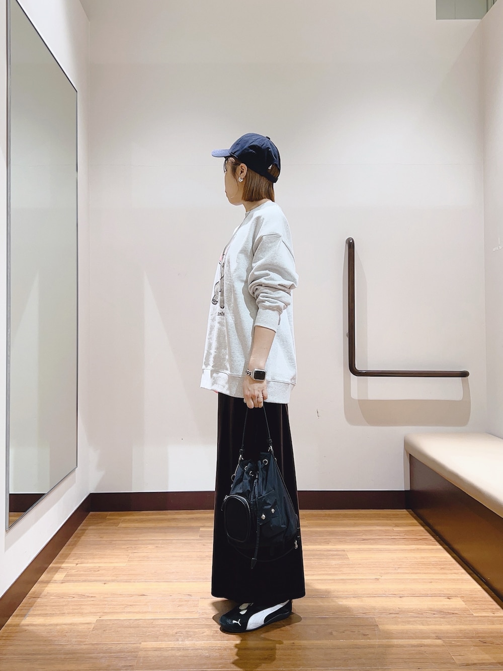その他のスウェット、グレー系のスカート、ブラック系のハンドバッグを着用したレディースの秋コーディネートの2枚目の写真