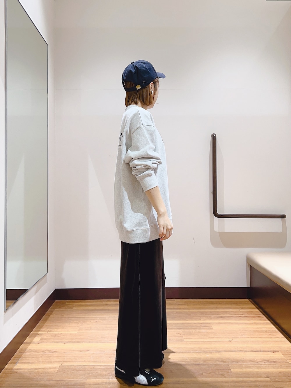 その他のスウェット、グレー系のスカート、ブラック系のハンドバッグを着用したレディースの秋コーディネートの4枚目の写真