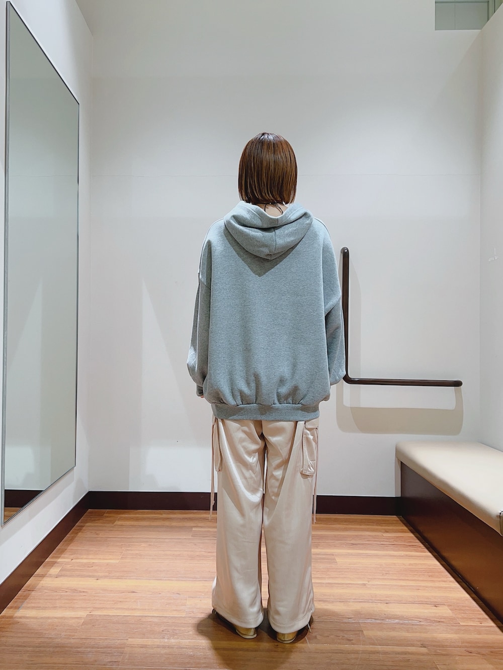 グレー系のパーカー、ピンク系のカーゴパンツを着用したレディースの冬コーディネートの3枚目の写真