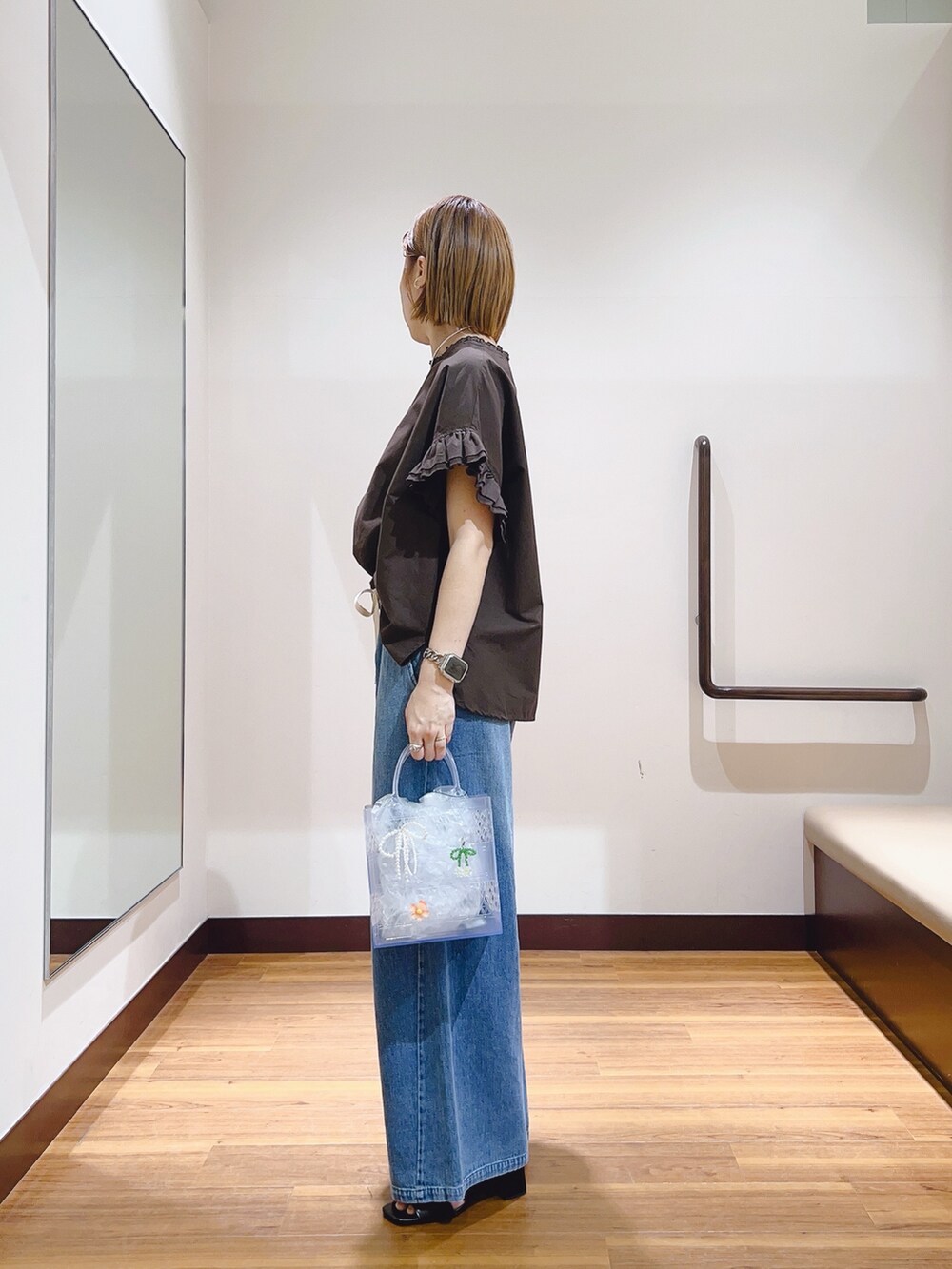 ブラウン系のシャツ/ブラウス、ブルー系のデニムパンツ、その他のハンドバッグを着用したレディースの夏コーディネートの3枚目の写真