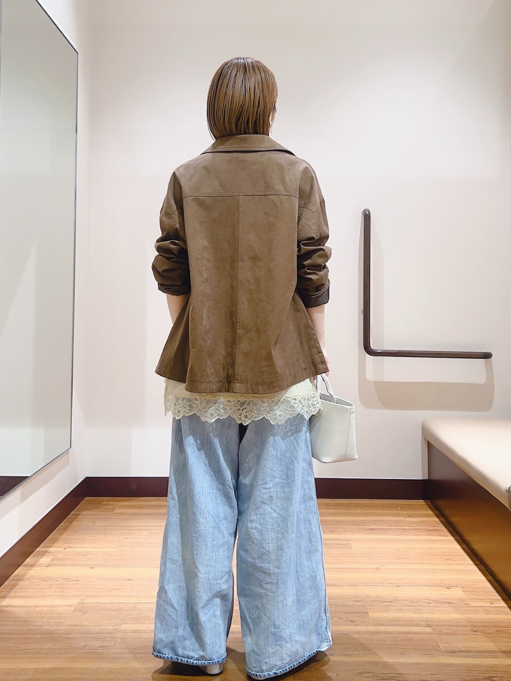 ベージュ系のその他アウター、ベージュ系のキャミソール、ホワイト系のトートバッグを着用したレディースの春コーディネートの3枚目の写真