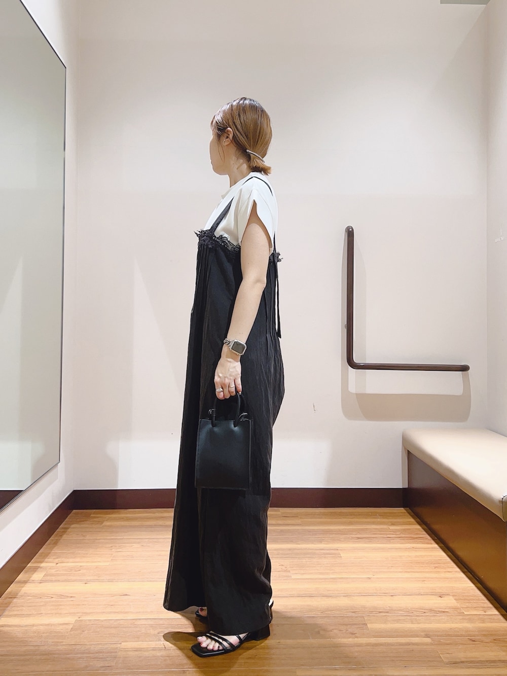 ホワイト系のハンドバッグ、ホワイト系のTシャツ/カットソー、ブラック系のその他パンツを着用したレディースの夏コーディネートの5枚目の写真