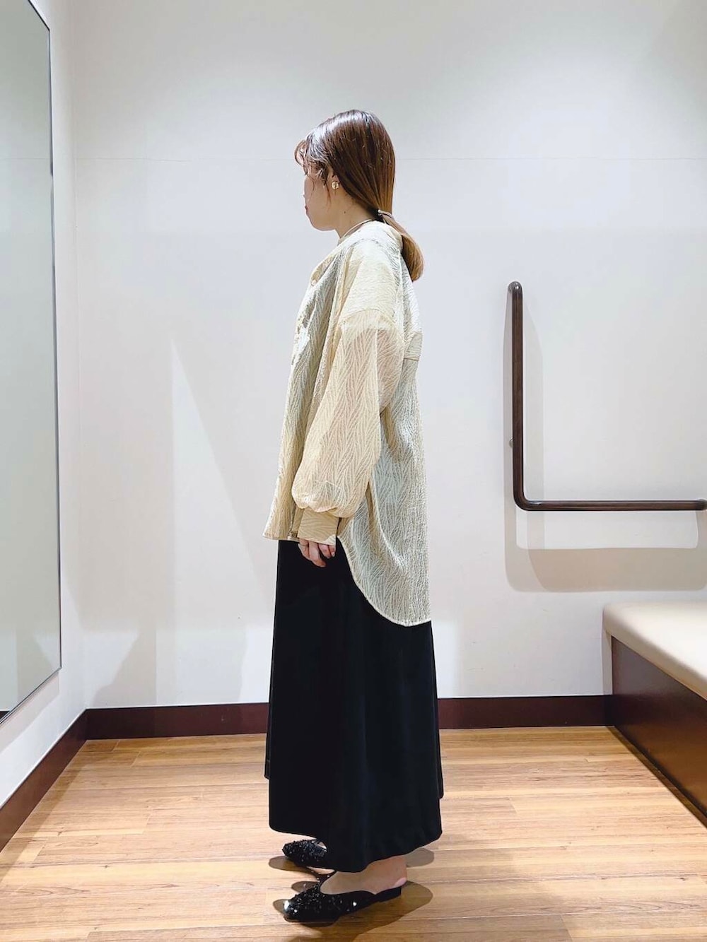 オレンジ系のシャツ/ブラウス、ホワイト系のTシャツ/カットソー、ブラック系のワンピースを着用したレディースの春コーディネートの3枚目の写真