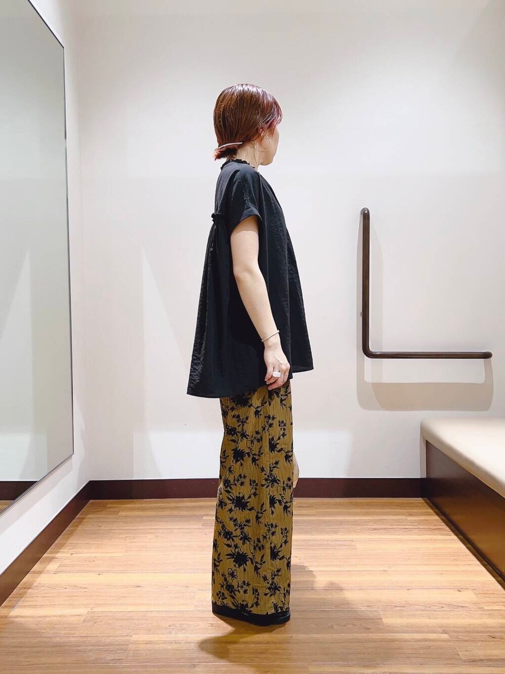 ゴールド系のハンドバッグ、ブラウン系のその他パンツを着用したレディースの夏コーディネートの4枚目の写真