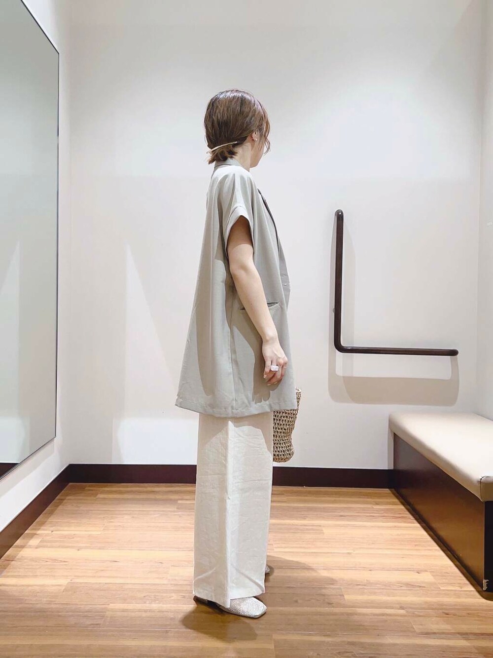 ベージュ系のその他パンツ、ベージュ系のベスト、ベージュ系のトートバッグを着用したレディースの夏コーディネートの2枚目の写真