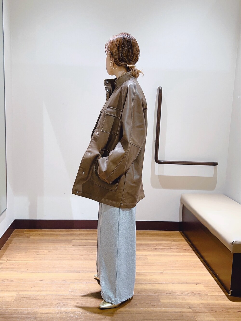 グレー系のその他パンツ、ブラウン系のその他アウターを着用したレディースの秋コーディネートの2枚目の写真